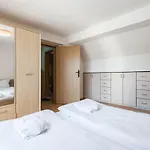 Cozy Space Near Grand Mall Apartment Warna